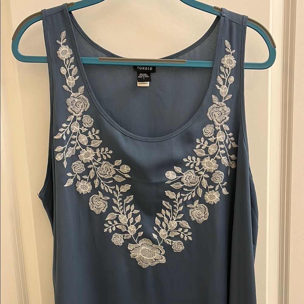 Torrid Size 1 Slate Blue Sharktooth Tank with Cream Floral Design